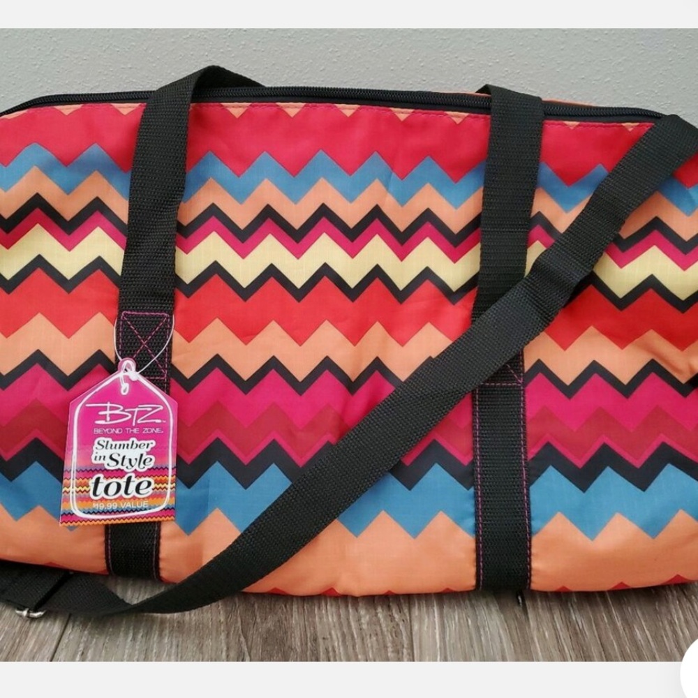 New Beyond The Zone Multicolored Zip Tote Bag Carry Bag. NWT - Picture 2 of 3
